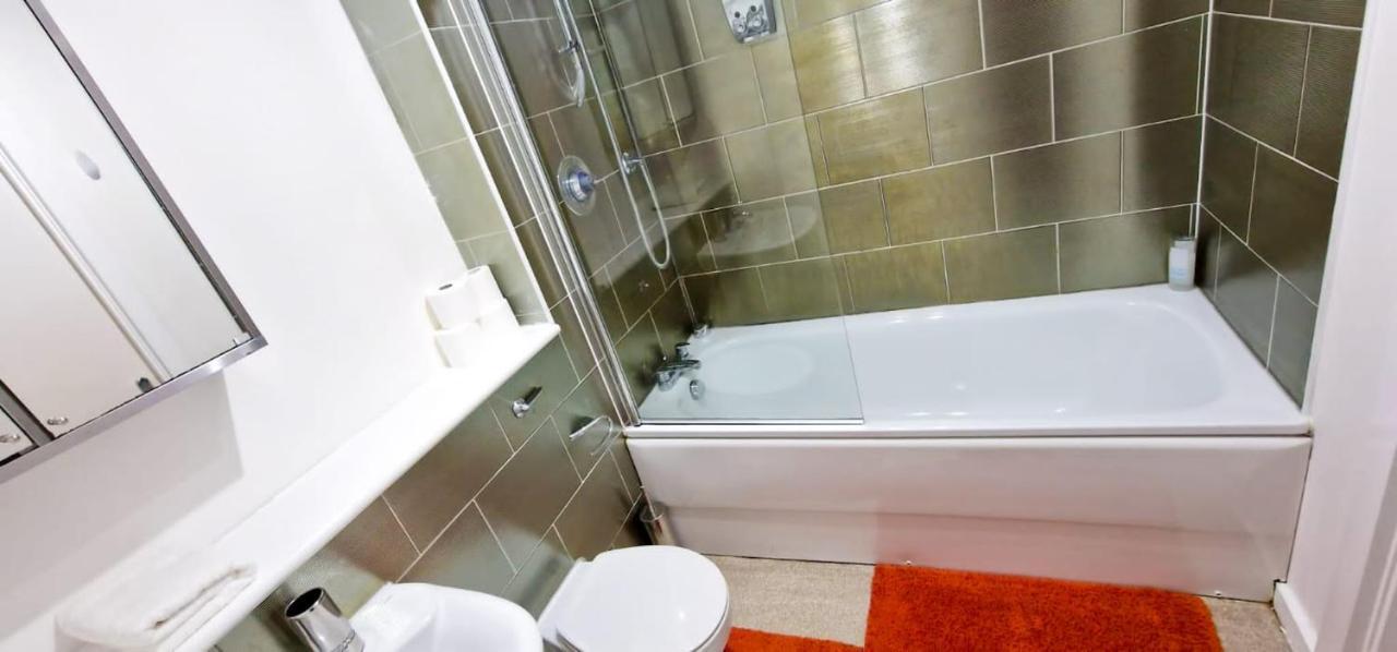 Lovely 2-Bedroom Apartment, Free Parking Manchester Dış mekan fotoğraf