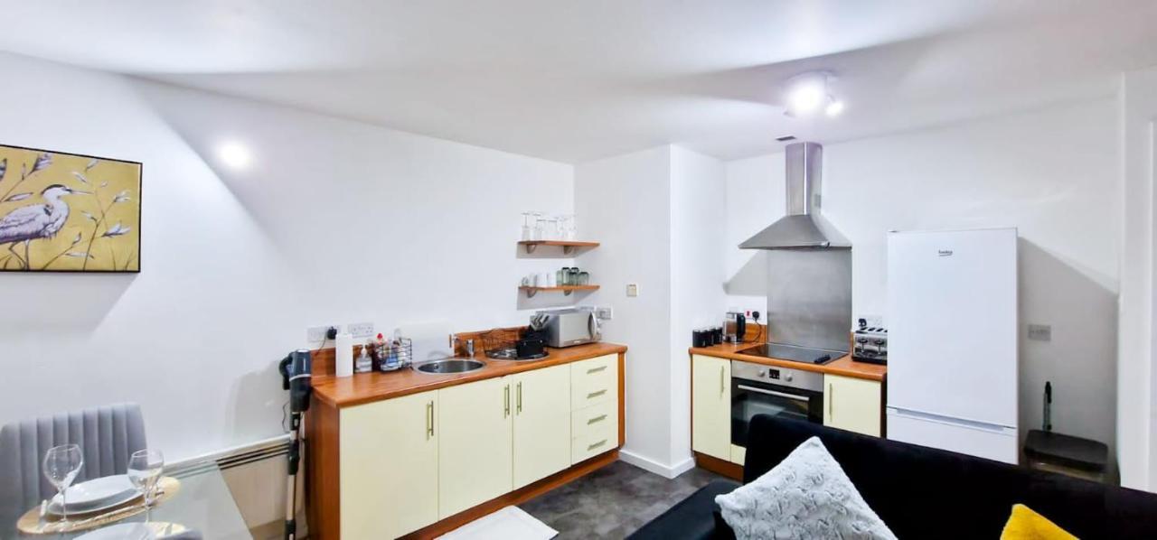 Lovely 2-Bedroom Apartment, Free Parking Manchester Dış mekan fotoğraf
